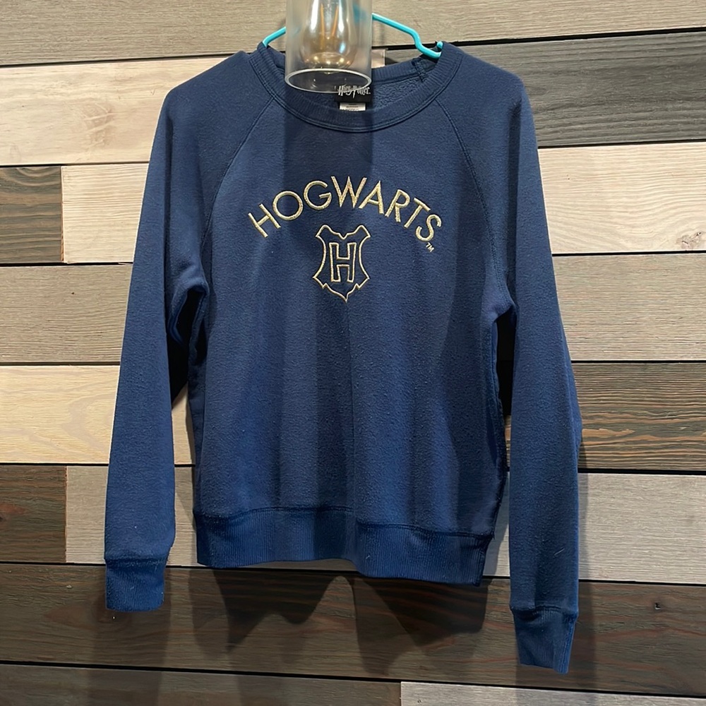 Women’s Hogwarts sweater small